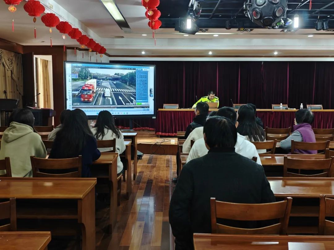 Dongbang Traffic Police Squadron came to the factory to promote road traffic safety